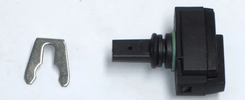 Durchflusssensor von Daikin mit einem Clip und einer Dichtung. Der Sensor hat eine schwarze Kunststoffoberfläche und ist zusammen mit einem metallenen Befestigungselement abgebildet.